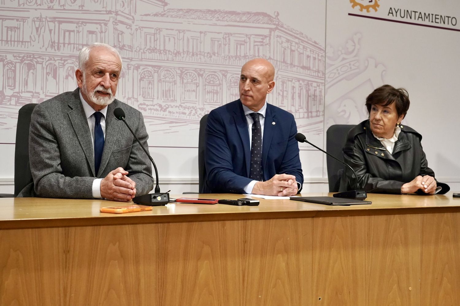 Carlos S. Campillo / ICAL. El alcalde de León, José Antonio Diez (C), presenta una actividad de la Real Academia Española (RAE) junto al académico Salvador Gutiérrez (I)y a la concejala de Acción y Promoción Cultural, Elena Aguado