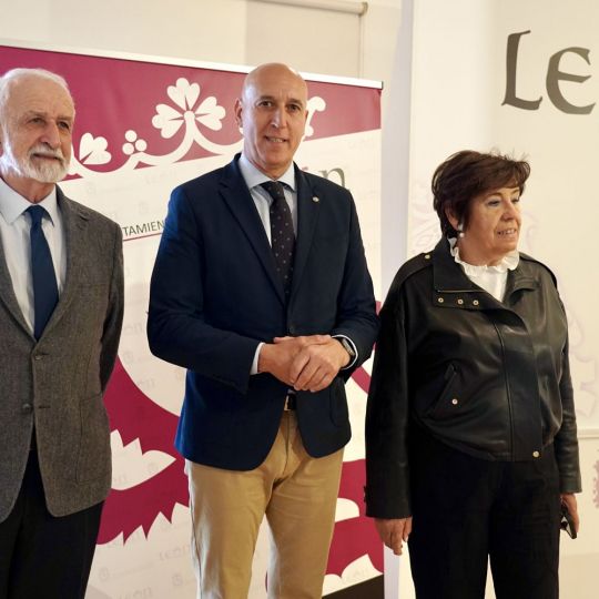 Carlos S. Campillo / ICAL. El alcalde de León, José Antonio Diez (C), presenta una actividad de la Real Academia Española (RAE) junto al académico Salvador Gutiérrez (I), y a la concejala de Acción y Promoción Cultural, Elena Aguado