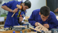 Jóvenes trabajando en un taller Archivo
