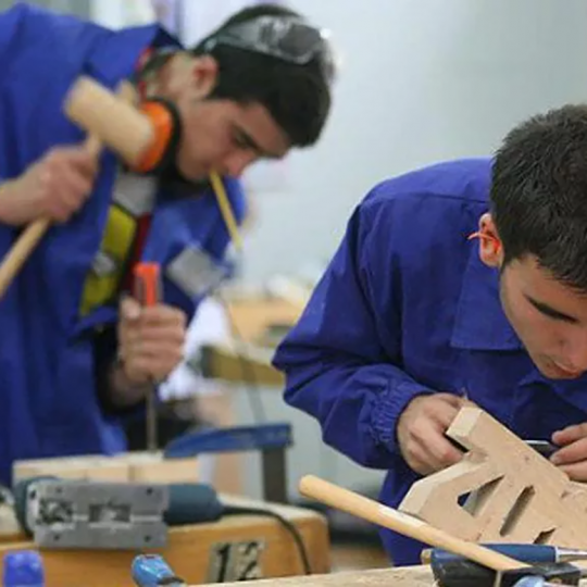 Jóvenes trabajando en un taller Archivo