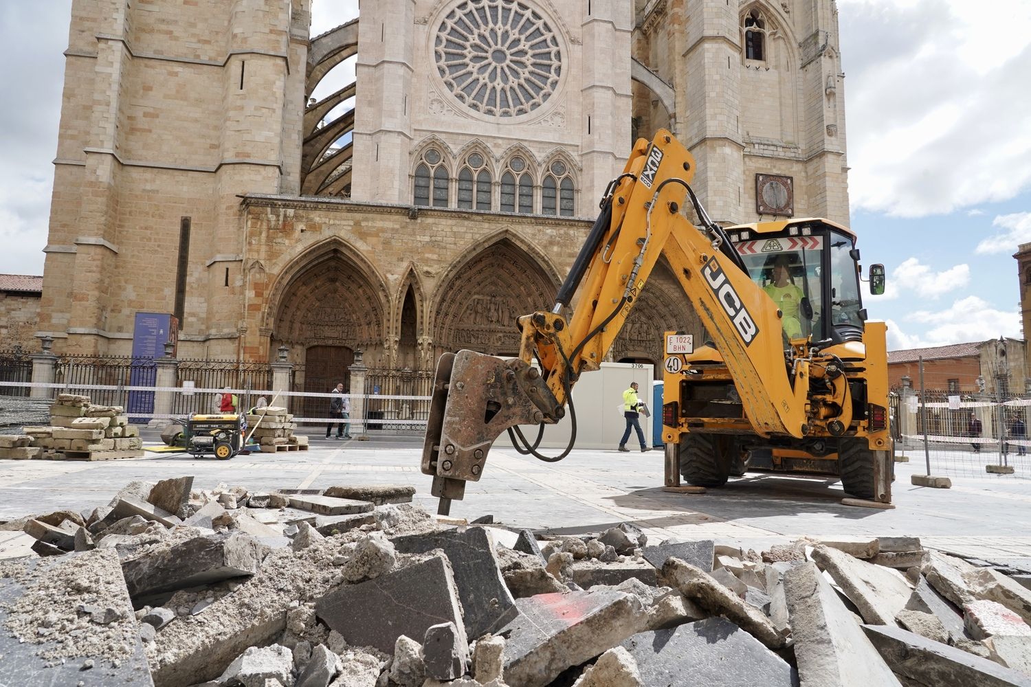 Obras de remodelación del pavimento en la Plaza de Regla de León | Carlos S. Campillo / ICAL Obras de remodelación del pavimento en la Plaza de Regla de León | Carlos S. Campillo / ICAL