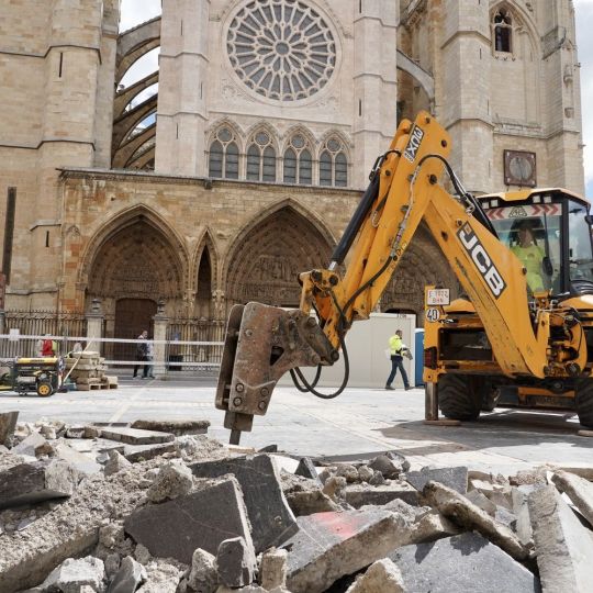 Obras de remodelación del pavimento en la Plaza de Regla de León | Carlos S. Campillo / ICAL Obras de remodelación del pavimento en la Plaza de Regla de León | Carlos S. Campillo / ICAL