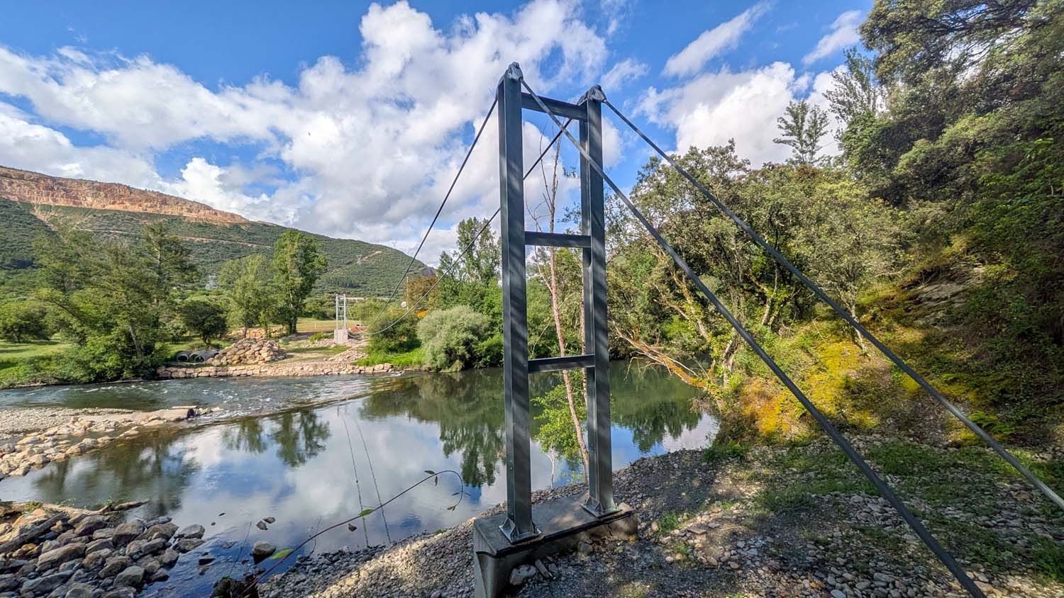 Estado actual de la reconstrucción del puente colgante de Valiña (6)