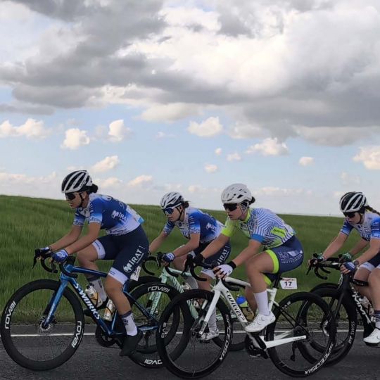 Paula Rincón durante la competición | Las ciclistas bercianas Paula Rincón y Vega Albares vuelven a destacar en la Vuelta a Salamanca