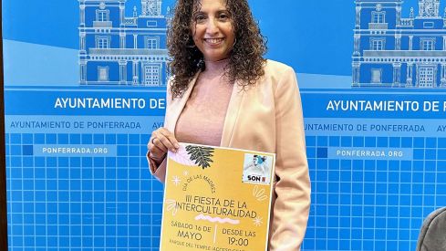  Ivelisse Martínez con el cartel de la Fiesta Interculturalidad