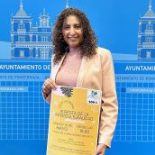  Ivelisse Martínez con el cartel de la Fiesta Interculturalidad