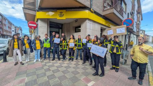 Concentración de los trabajadores de Correos de Bembibre (1)