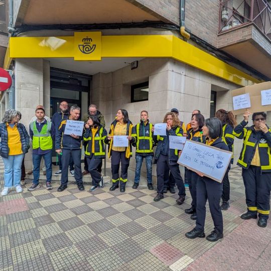 Concentración de los trabajadores de Correos de Bembibre (1)