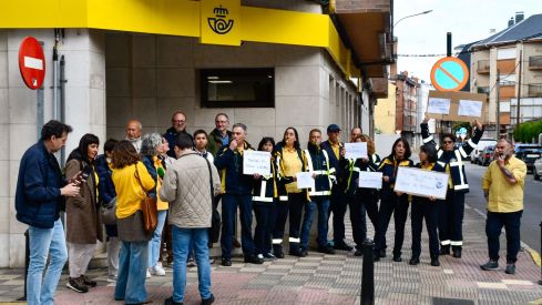 Concentración de los trabajadores de Correos de Bembibre (2)
