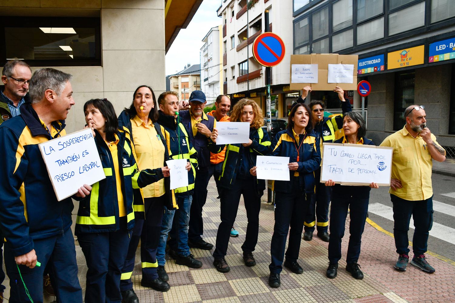 Concentración de los trabajadores de Correos de Bembibre (3)