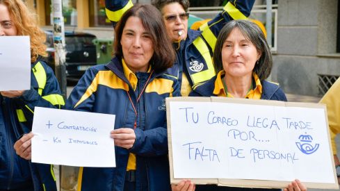 Concentración de los trabajadores de Correos de Bembibre (5)