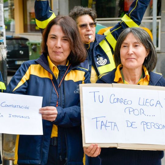 Concentración de los trabajadores de Correos de Bembibre | Foto: Dani Merino, InfoBierzo Concentración de los trabajadores de Correos de Bembibre | Foto: Dani Merino, InfoBierzo