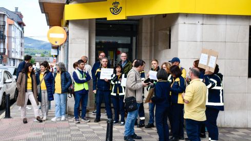Concentración de los trabajadores de Correos de Bembibre (7)
