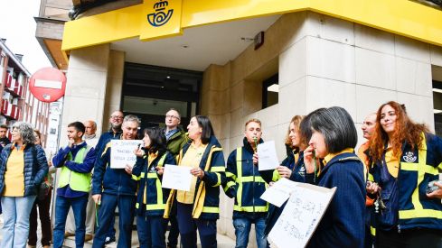 Concentración de los trabajadores de Correos de Bembibre (9)