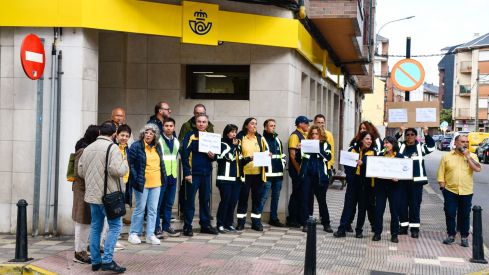 Concentración de los trabajadores de Correos de Bembibre (10)
