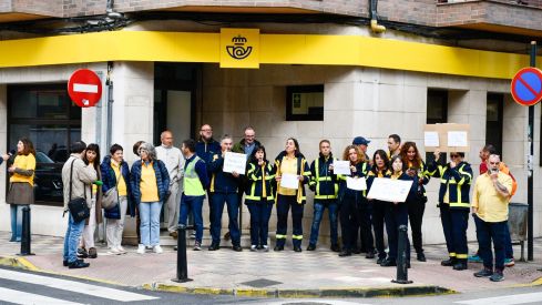 Concentración de los trabajadores de Correos de Bembibre (11)