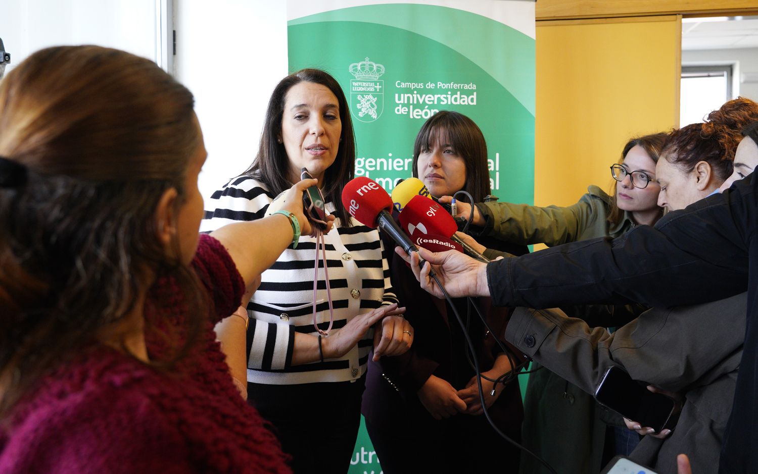 César Sánchez / ICAL . Las investigadoras Noelia Flórez y Natalia Calvo atienden en el inicio del I Networking ULE-Territorio Bierzo organizado por el Vicerrectorado a través del Grado de Nutrición Humana