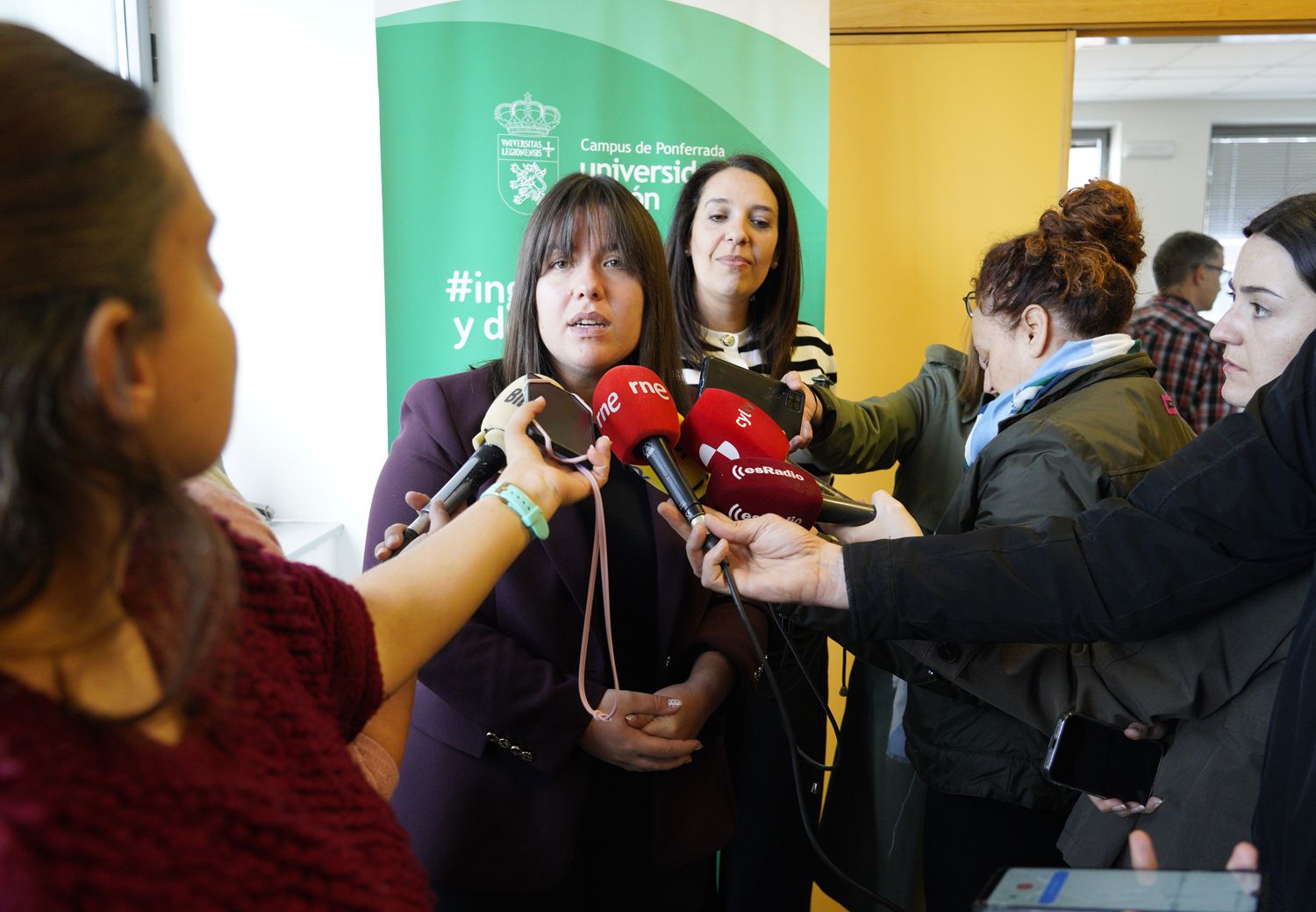 César Sánchez / ICAL. Las investigadoras Noelia Flórez y Natalia Calvo atienden en el inicio del I Networking ULE-Territorio Bierzo organizado por el Vicerrectorado a través del Grado de Nutrición Humana