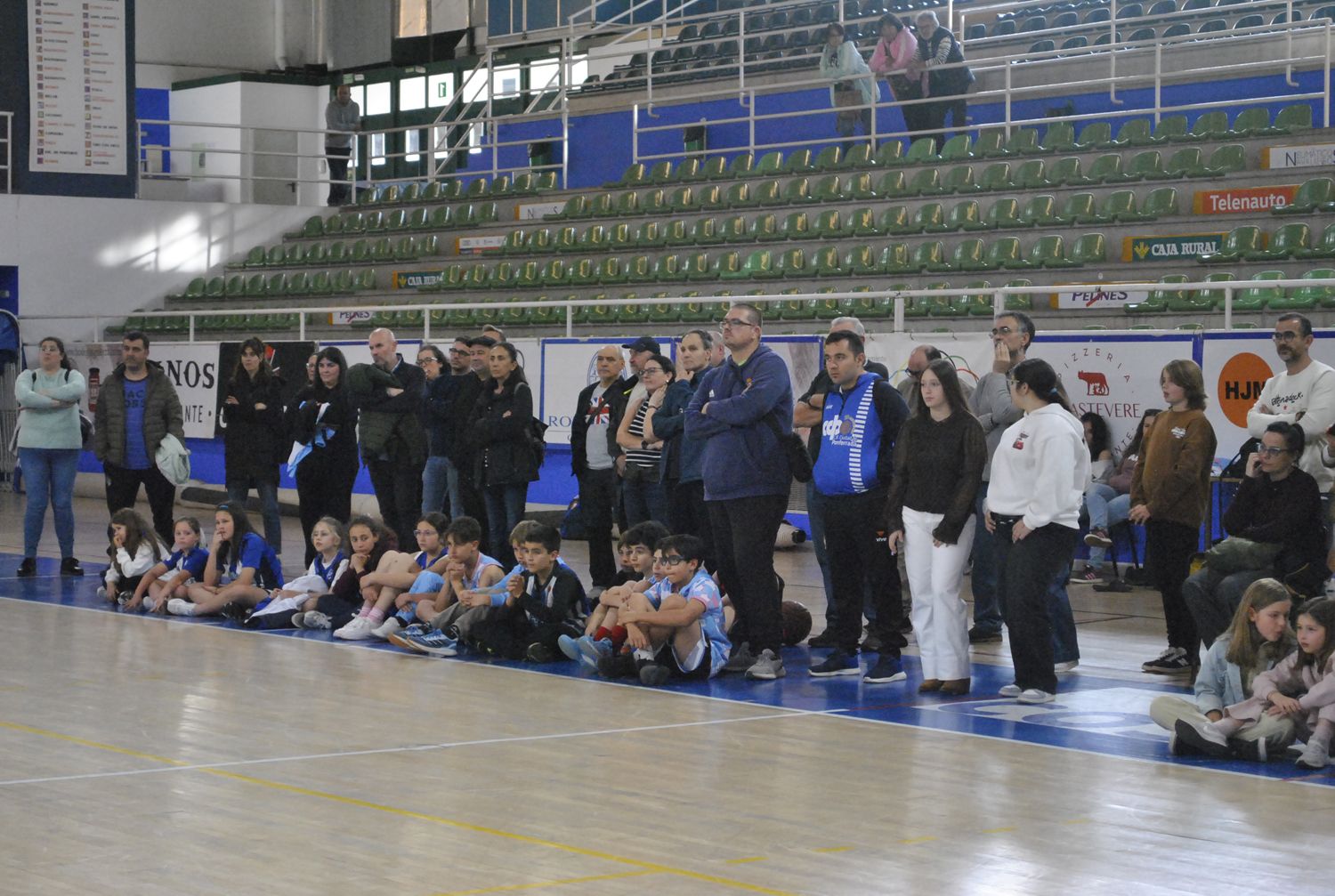 Despedida de la temporada del Clínica Ponferrada con su afición (2)