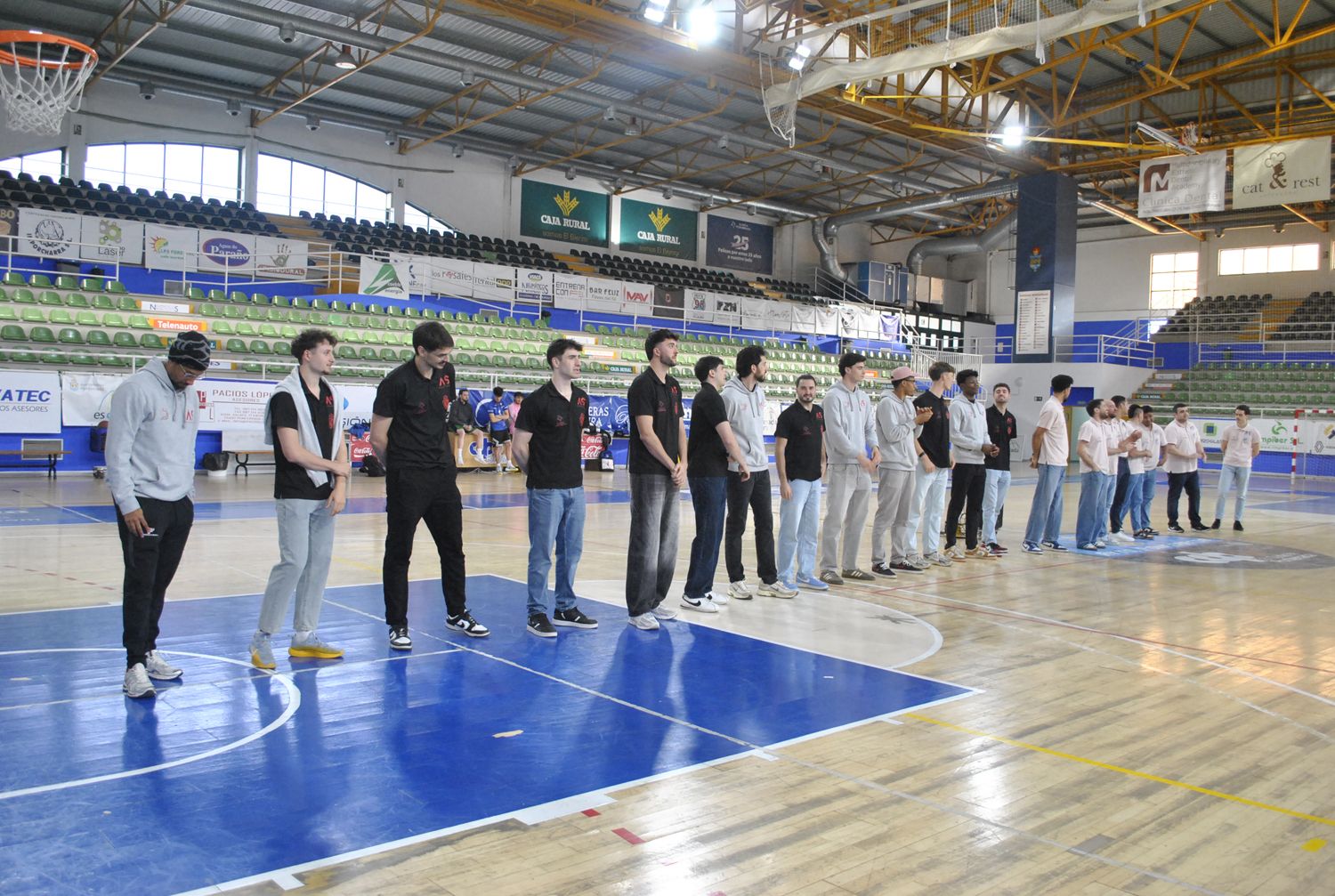 Despedida de la temporada del Clínica Ponferrada con su afición (4)