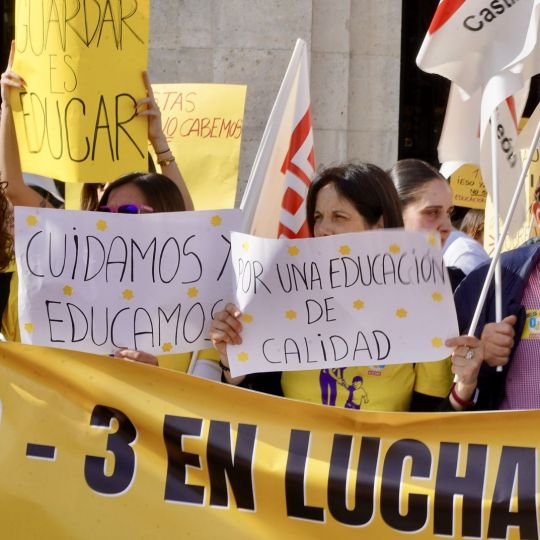Los docentes de escuelas infantiles de CyL salen a la calle para exigir mejoras en sus condiciones laborales | Leticia Pérez / ICAL