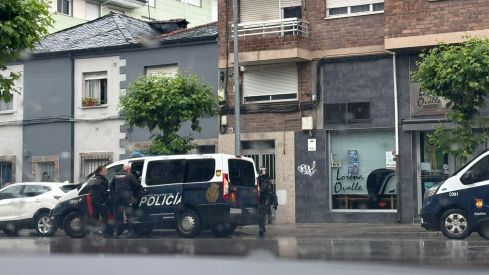 Operativo policial desplegado en la mañana de este viernes en Flores del Sil | Foto: InfoBierzo