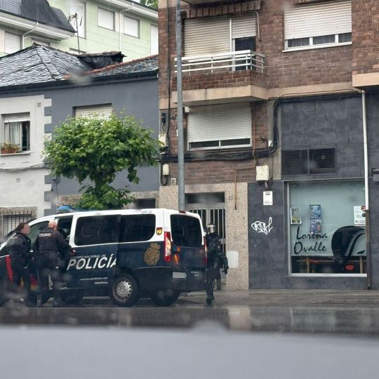 Operativo policial desplegado en la mañana de este viernes en Flores del Sil | Foto: InfoBierzo