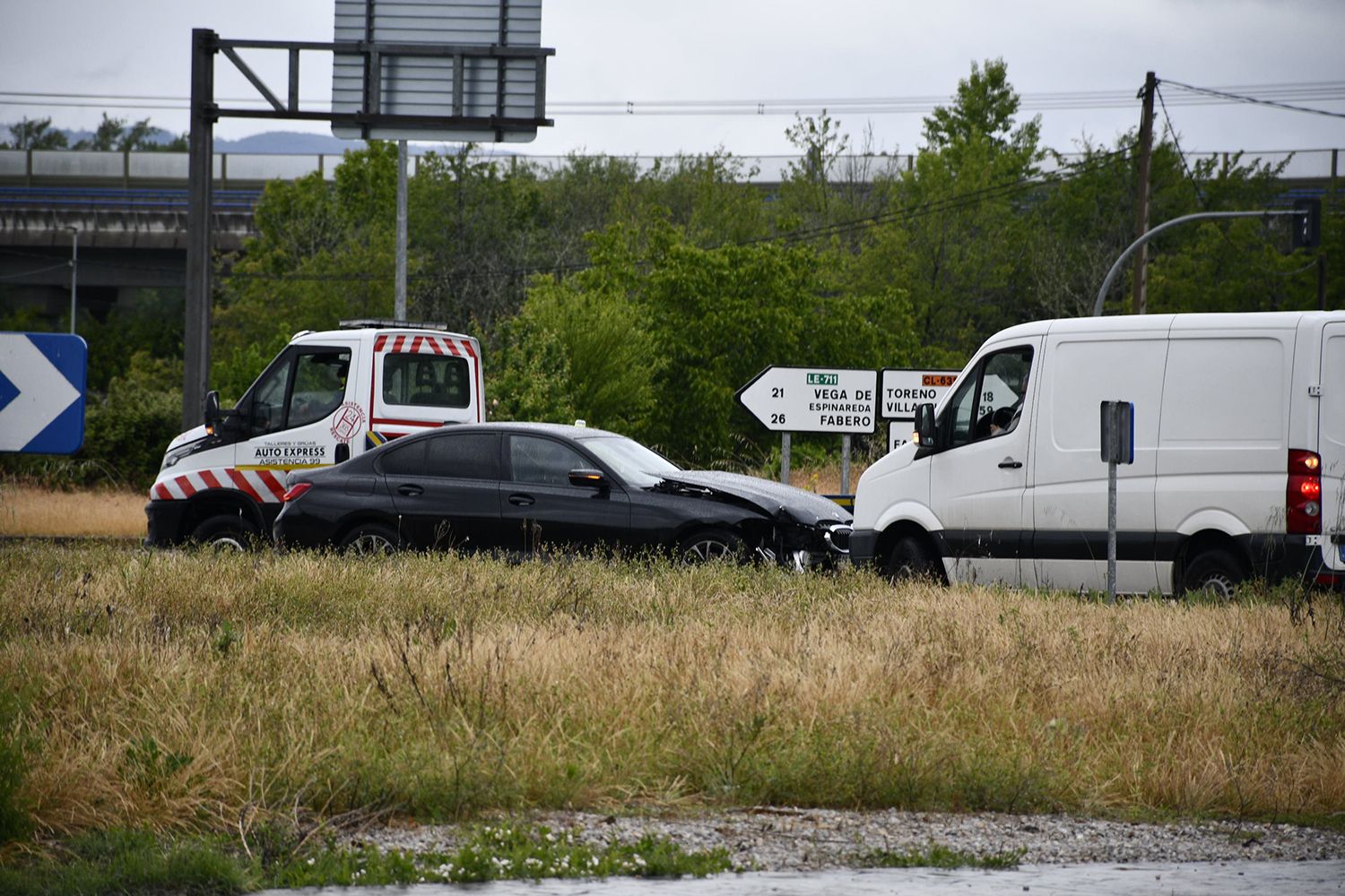 Accidente en la rotonda de acceso a Ponferrada desde la A6 (2)