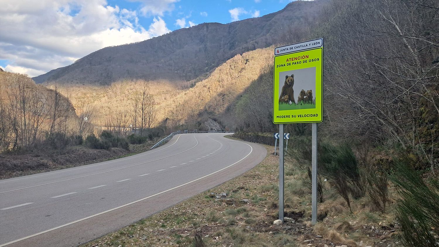 JCyL / ICAL . Señal de aviso por osos en Rabanal de Abajo