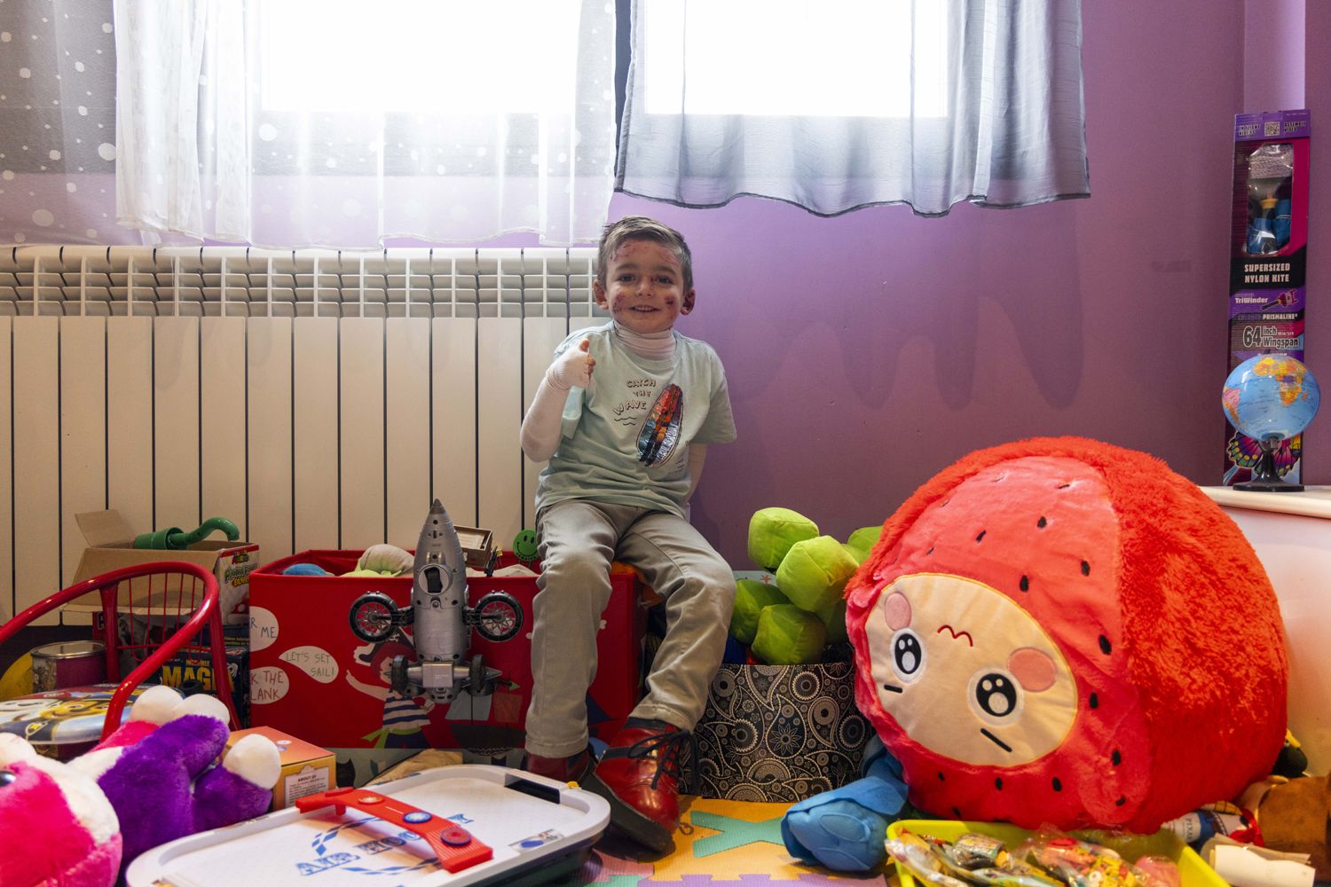 David Arranz / ICAL . El pequeño Javi Gallo, de seis años, convive desde su nacimiento con la enfermedad conocida como piel de mariposa. En la imagen con su madre, Carolina Gallo, en su casa.