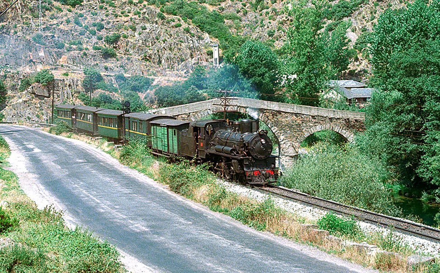 El tren correo Ponferrada-Villablino cerca de Palacio del Sil junto al Puente Romano, en 1977 | Foto: Compartida por Wener Hardmeier en el grupo de Facebook Historia ferroviaria española El tren correo Ponferrada-Villablino cerca de Palacio del Sil junto al Puente Romano, en 1977 | Foto: Compartida por Wener Hardmeier en el grupo de Facebook Historia ferroviaria española