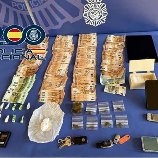 Droga y dinero incautado durante la intervención Droga y dinero incautado durante la intervención