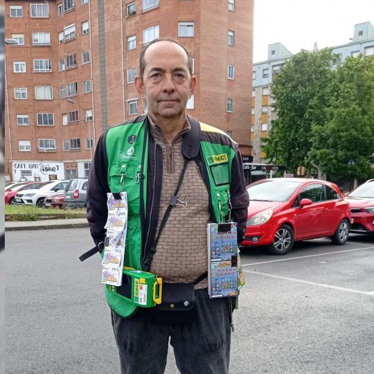 Carlos Escudero Ferredula reparte el cupón premiado a las puertas del Mercadona situado en la Avenida de los Escritores.