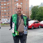 Carlos Escudero Ferredula reparte el cupón premiado a las puertas del Mercadona situado en la Avenida de los Escritores.