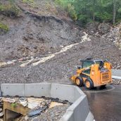 La carretera de acceso a Peñalba de Santiago tras el último derrumbe