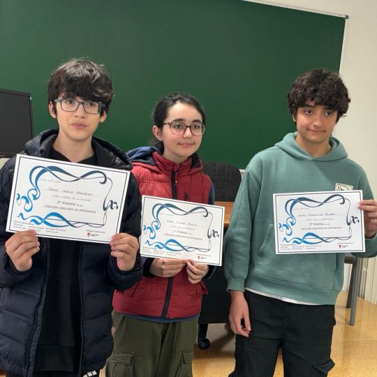Ganadores certamen ortografía | Lola Cordón Blanco y Hugo Fernández Álvarez, ambos del IES Gil y Carrasco, así como Jorge García Fernández, del IES Virgen de la Encina Ganadores certamen ortografía | Lola Cordón Blanco y Hugo Fernández Álvarez, ambos del IES Gil y Carrasco, así como Jorge García Fernández, del IES Virgen de la Encina