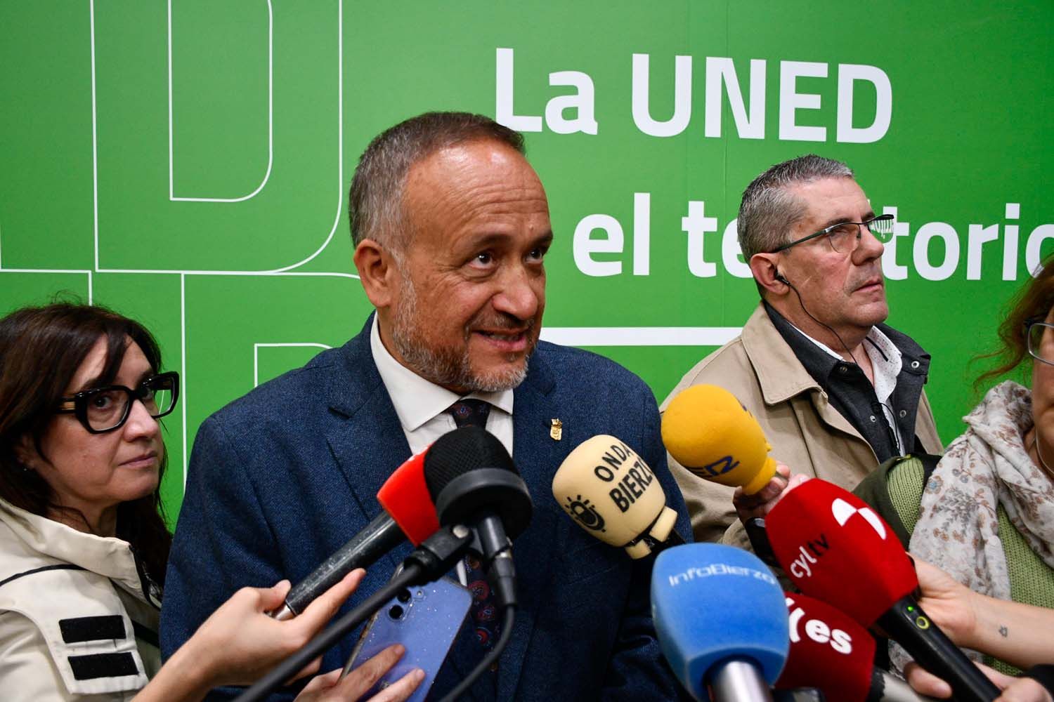 Gerardo Courel, presidente de la Diputación de León, durante el Acto Académico de Graduación UNED Ponferrada (3) Gerardo Courel, presidente de la Diputación de León, durante el Acto Académico de Graduación UNED Ponferrada (3)