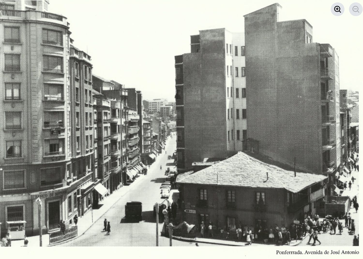 Plaza Julio Lazurtegui. En el edificio de una altura, se encontraba el antiguo bar Nagasaky | Foto: Compartida en el Facebook 'Fotos Antiguas de Ponferrada y El Bierzo. Autor: José Antonio Plaza Julio Lazurtegui. En el edificio de una altura, se encontraba el antiguo bar Nagasaky | Foto: Compartida en el Facebook 'Fotos Antiguas de Ponferrada y El Bierzo. Autor: José Antonio