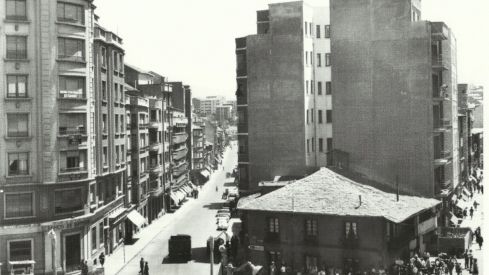 Plaza Julio Lazurtegui. En el edificio de una altura, se encontraba el antiguo bar Nagasaky | Foto: Compartida en el Facebook 'Fotos Antiguas de Ponferrada y El Bierzo. Autor: José Antonio Plaza Julio Lazurtegui. En el edificio de una altura, se encontraba el antiguo bar Nagasaky | Foto: Compartida en el Facebook 'Fotos Antiguas de Ponferrada y El Bierzo. Autor: José Antonio