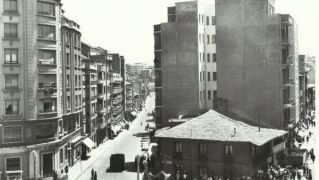 Plaza Julio Lazurtegui. En el edificio de una altura, se encontraba el antiguo bar Nagasaky | Foto: Compartida en el Facebook 'Fotos Antiguas de Ponferrada y El Bierzo. Autor: José Antonio