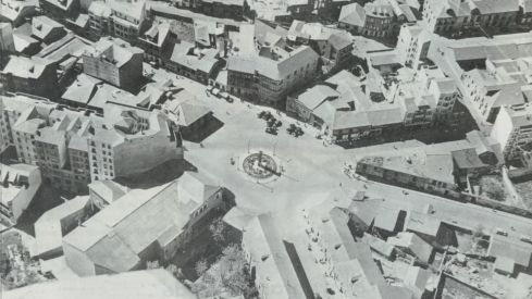 Antigua plaza Julio Lazurtegui vista desde el aire | Foto: Compartida en el Facebook 'Fotos Antiguas de Ponferrada y El Bierzo. Autor: Juan Bautista Antigua plaza Julio Lazurtegui vista desde el aire | Foto: Compartida en el Facebook 'Fotos Antiguas de Ponferrada y El Bierzo. Autor: Juan Bautista