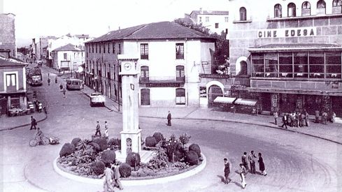 La plaza Julio Lazúrtegui con la rotonda del reloj | Foto: Compartida en el Facebook 'Fotos Antiguas de Ponferrada y El Bierzo. Autor: Juan Bautista La plaza Julio Lazúrtegui con la rotonda del reloj | Foto: Compartida en el Facebook 'Fotos Antiguas de Ponferrada y El Bierzo. Autor: Juan Bautista
