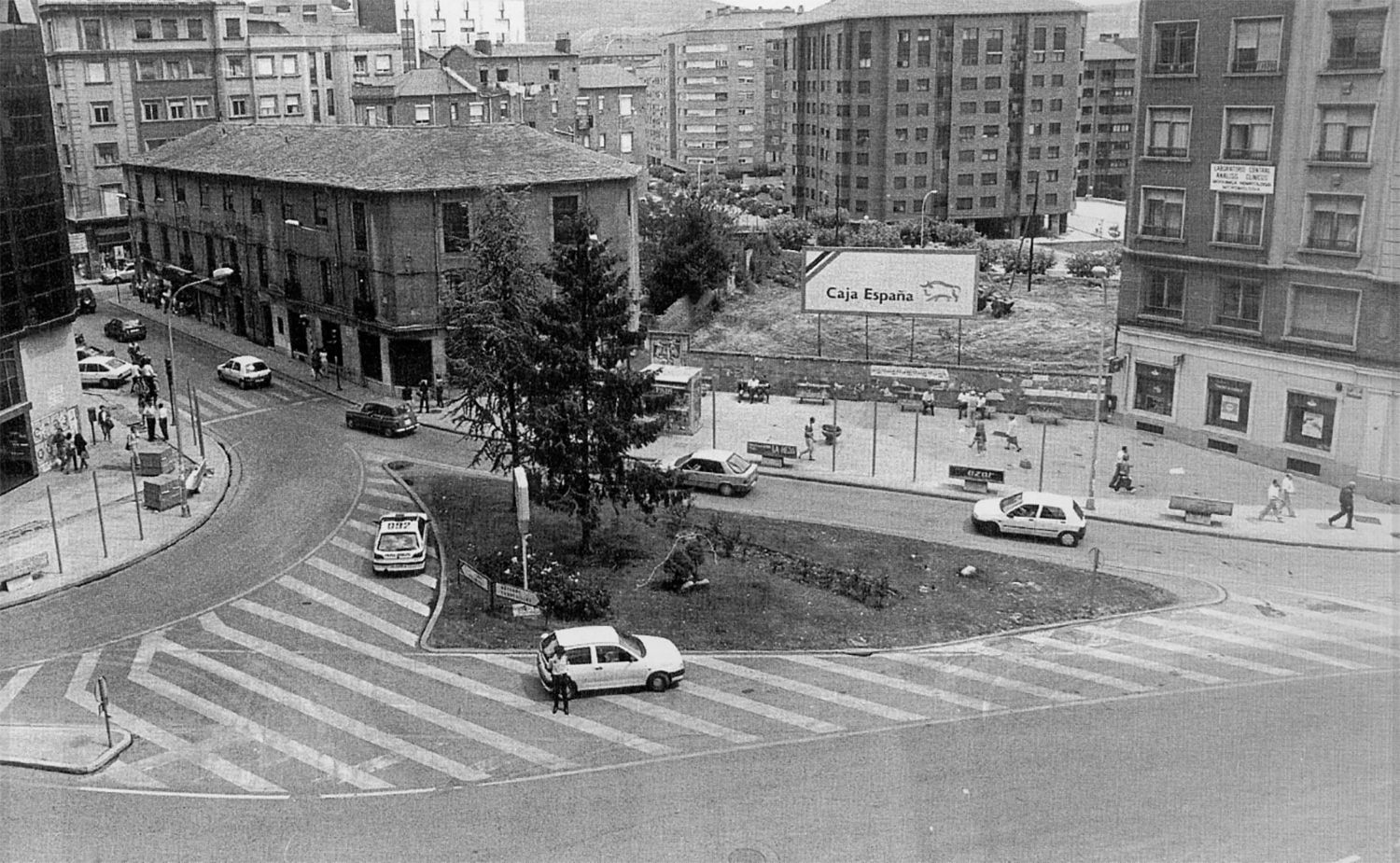 Plaza Julio Lazúrtegui en la década de los 90 con el solar donde se encontraba el cine Edesa | Foto: Compartida en el Facebook 'Fotos Antiguas de Ponferrada y El Bierzo. Autor: Juan Bautista Plaza Julio Lazúrtegui en la década de los 90 con el solar donde se encontraba el cine Edesa | Foto: Compartida en el Facebook 'Fotos Antiguas de Ponferrada y El Bierzo. Autor: Juan Bautista