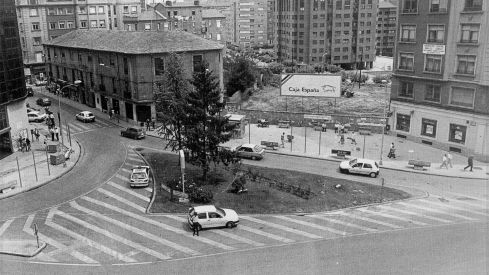 Plaza Julio Lazúrtegui en la década de los 90 con el solar donde se encontraba el cine Edesa | Foto: Compartida en el Facebook 'Fotos Antiguas de Ponferrada y El Bierzo. Autor: Juan Bautista Plaza Julio Lazúrtegui en la década de los 90 con el solar donde se encontraba el cine Edesa | Foto: Compartida en el Facebook 'Fotos Antiguas de Ponferrada y El Bierzo. Autor: Juan Bautista