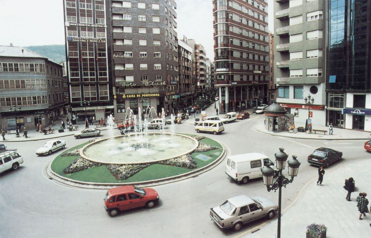 Plaza Julio Lazúrtegui en la década de los 90 | Foto: Compartida en el Facebook 'Fotos Antiguas de Ponferrada y El Bierzo. Autor: Juan Bautista Plaza Julio Lazúrtegui en la década de los 90 | Foto: Compartida en el Facebook 'Fotos Antiguas de Ponferrada y El Bierzo. Autor: Juan Bautista
