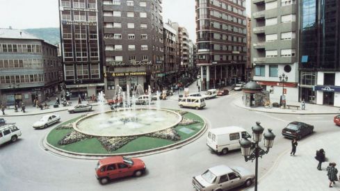 Plaza Julio Lazúrtegui en la década de los 90 | Foto: Compartida en el Facebook 'Fotos Antiguas de Ponferrada y El Bierzo. Autor: Juan Bautista Plaza Julio Lazúrtegui en la década de los 90 | Foto: Compartida en el Facebook 'Fotos Antiguas de Ponferrada y El Bierzo. Autor: Juan Bautista
