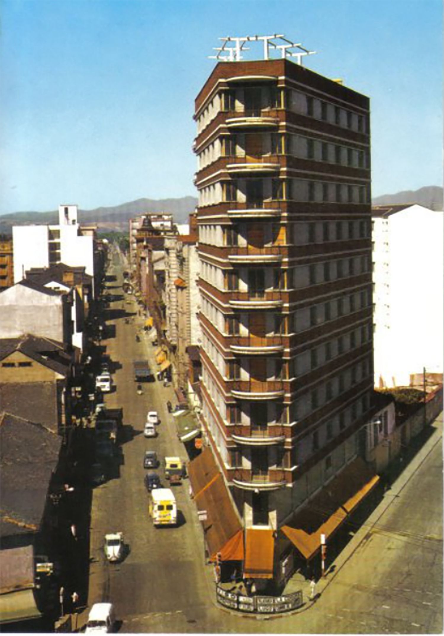 Edificio Uría en la Plaza Julio Lazúrtegui | Foto: Compartida en el Facebook 'Fotos Antiguas de Ponferrada y El Bierzo. Autor: Juan Bautista Edificio Uría en la Plaza Julio Lazúrtegui | Foto: Compartida en el Facebook 'Fotos Antiguas de Ponferrada y El Bierzo. Autor: Juan Bautista