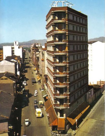 Edificio Uría en la Plaza Julio Lazúrtegui | Foto: Compartida en el Facebook 'Fotos Antiguas de Ponferrada y El Bierzo. Autor: Juan Bautista Edificio Uría en la Plaza Julio Lazúrtegui | Foto: Compartida en el Facebook 'Fotos Antiguas de Ponferrada y El Bierzo. Autor: Juan Bautista
