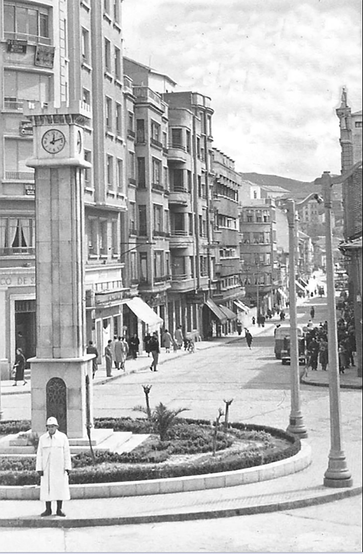 Antigua plaza Julio Lazurtegui con un guardia que controlaba el tráfico, posiblemente de la década de los 50 | Foto: Compartida en el Facebook 'Fotos Antiguas de Ponferrada y El Bierzo. Autor: Eli Carracedo Antigua plaza Julio Lazurtegui con un guardia que controlaba el tráfico, posiblemente de la década de los 50 | Foto: Compartida en el Facebook 'Fotos Antiguas de Ponferrada y El Bierzo. Autor: Eli Carracedo