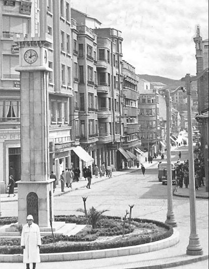 Antigua plaza Julio Lazurtegui con un guardia que controlaba el tráfico, posiblemente de la década de los 50 | Foto: Compartida en el Facebook 'Fotos Antiguas de Ponferrada y El Bierzo. Autor: Eli Carracedo Antigua plaza Julio Lazurtegui con un guardia que controlaba el tráfico, posiblemente de la década de los 50 | Foto: Compartida en el Facebook 'Fotos Antiguas de Ponferrada y El Bierzo. Autor: Eli Carracedo